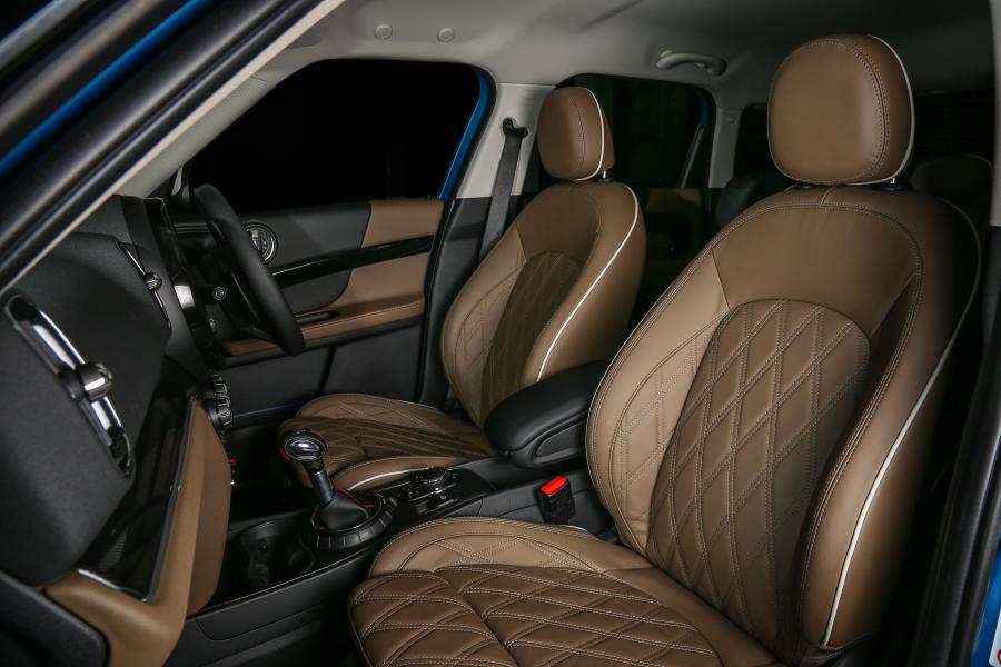 Интерьер Mini Cooper S Countryman ALL4 2017 года  (SG) (фото 6 из 10)